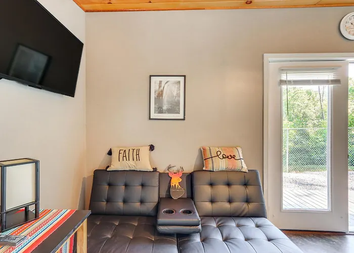 Cozy + Convenient Blairsville Cabin W/ Deck!