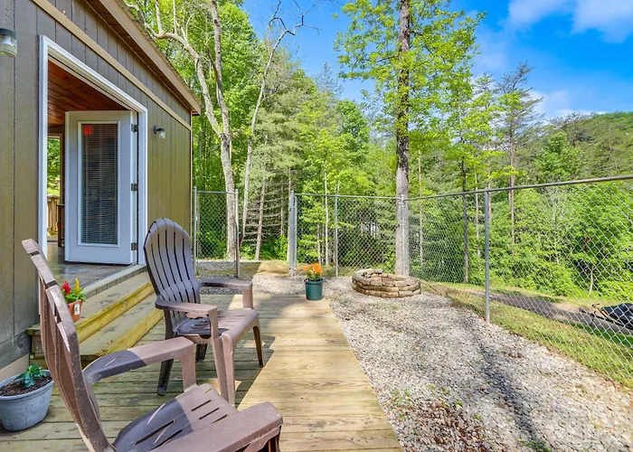 Cozy + Convenient Blairsville Cabin W/ Deck!