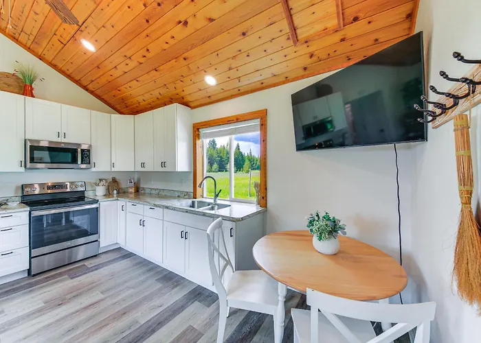 Peaceful Bonners Ferry Cabin W/ Deck & Mtn Views!