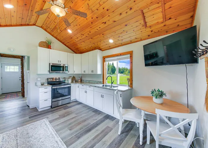 Peaceful Bonners Ferry Cabin W/ Deck & Mtn Views!