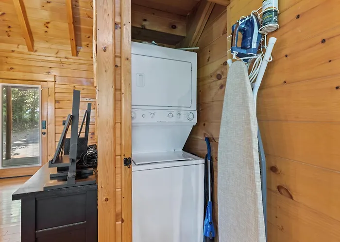 Waterfall Retreat 2 Bed 2Bath Cabin With Hot Tub Pool Table And The Sounds Of A Natural Waterfall