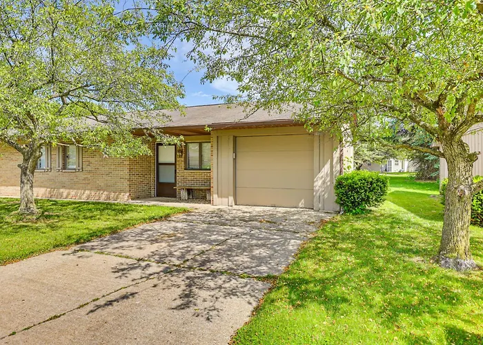 Cozy Meyers Lake Townhome: Near Hall Of Fame!