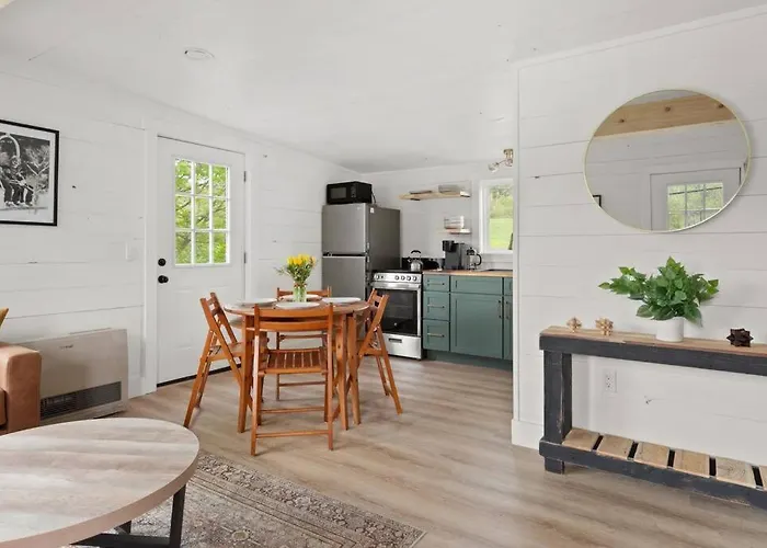 Charming & Freshly Restored Farmhouse 1 Mile From Center Of Stowe