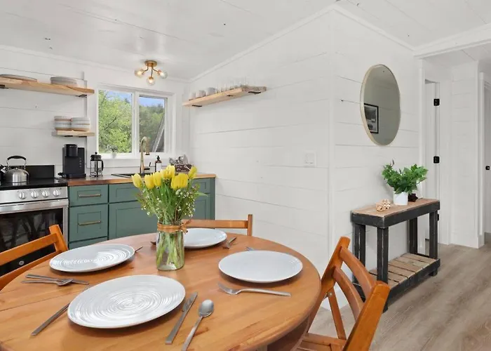 Charming & Freshly Restored Farmhouse 1 Mile From Center Of Stowe