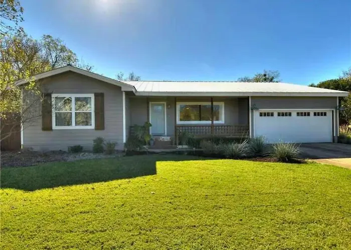 Private Pool & Hot Tub! Charming Hill Country Home Minutes To Wineries/Shops!