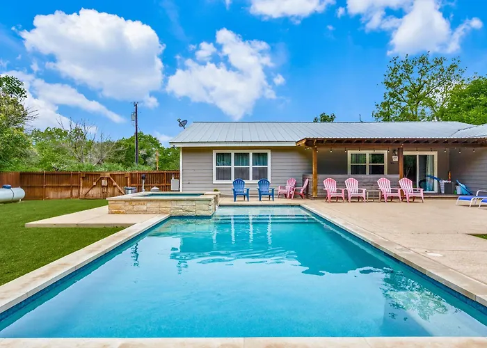 Private Pool & Hot Tub! Charming Hill Country Home Minutes To Wineries/Shops!