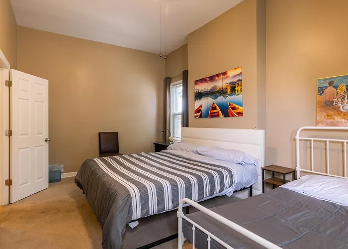 Spacious Row Home Next Transit Near Downtown W Parking