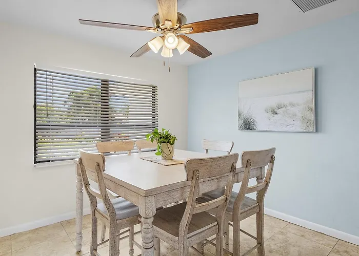 Cozy Retreat, Heated Pool, Water Canal, Bikes,3 Bedroom
