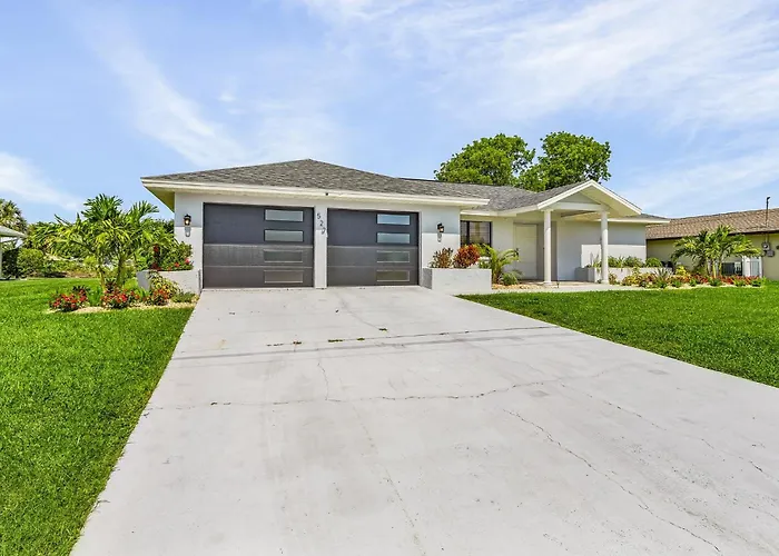 Cozy Retreat, Heated Pool, Water Canal, Bikes,3 Bedroom