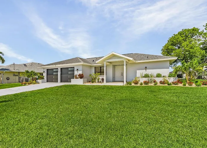 Cozy Retreat, Heated Pool, Water Canal, Bikes,3 Bedroom