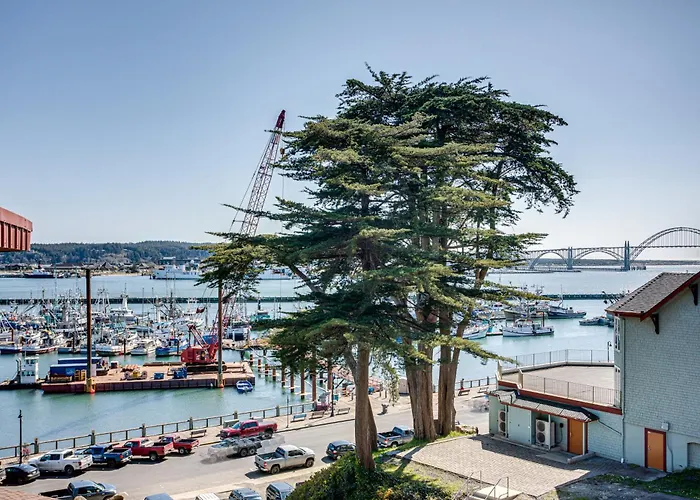 Yaquina Bay & Bridge Views! Watch The Boats! Full Kitchen - A Culinary Delight!