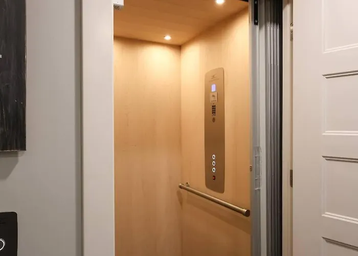Luxurious Midtown Retreat With Elevator Access