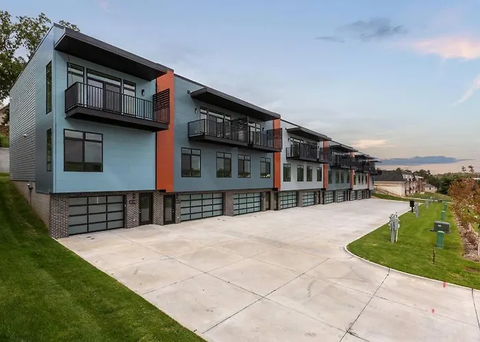 Luxurious Midtown Retreat With Elevator Access