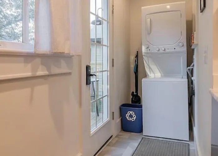 Queen Anne Travelers Apartment
