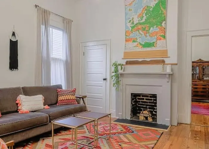 Queen Anne Travelers Apartment
