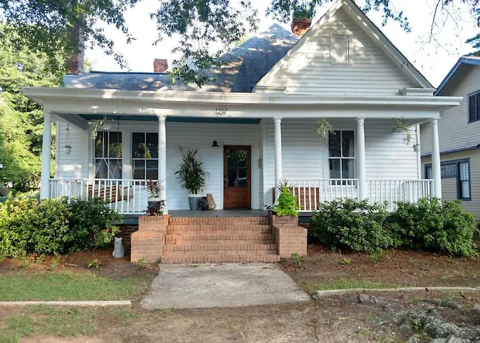 Queen Anne Travelers Apartment