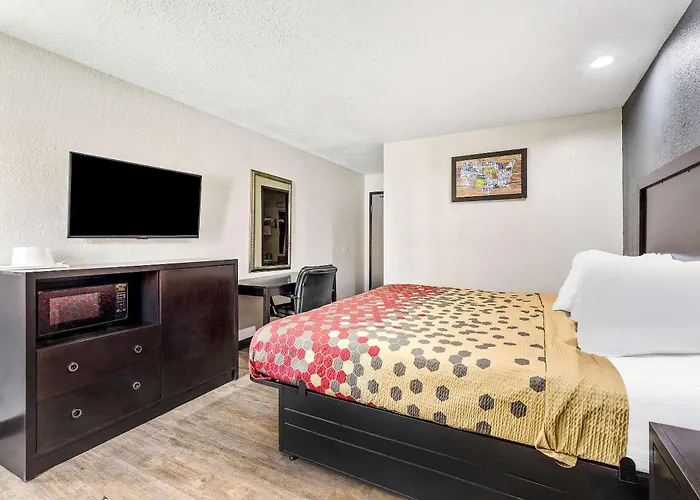 Econo Lodge Akron Copley Northwest