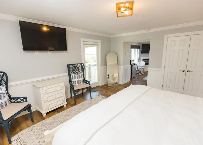 The Burrus House Inn Waterfront Suites