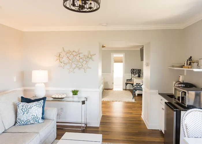 The Burrus House Inn Waterfront Suites