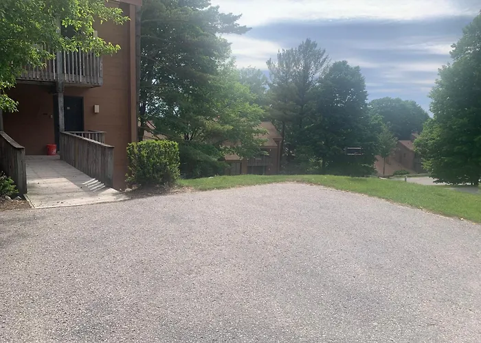 Spacious Condo With Pool Pass!