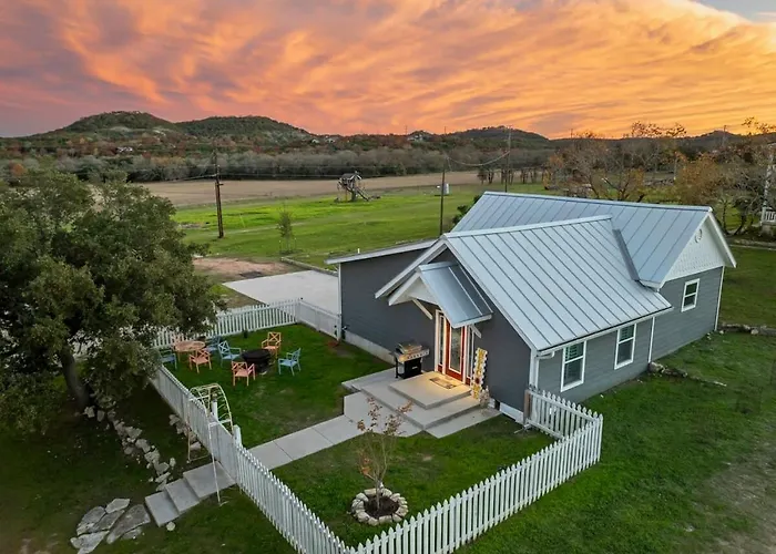 Historic 1 Bedroom Cottage - Mountain Views - Firepit