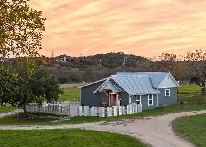 Historic 1 Bedroom Cottage - Mountain Views - Firepit