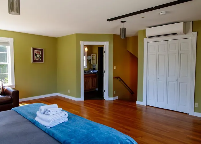 Dwntwn Home, Prvt Rooftop And Soaking Tub!