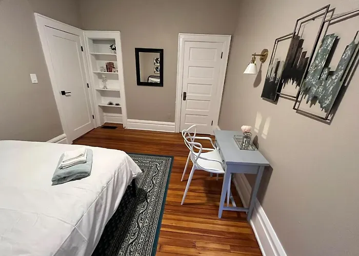 2 Bedroom Totally Renovated And Chic