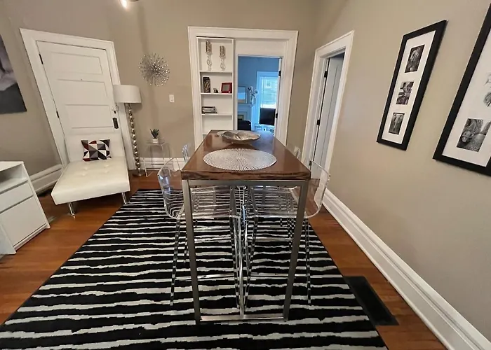 2 Bedroom Totally Renovated And Chic