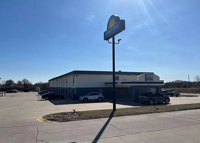 Days Inn By Wyndham Park City Kansas
