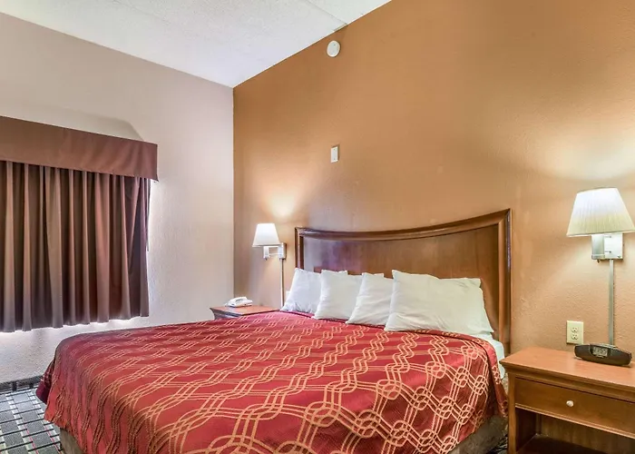 Econo Lodge Inn & Suites Marietta Near Dobbins Arb