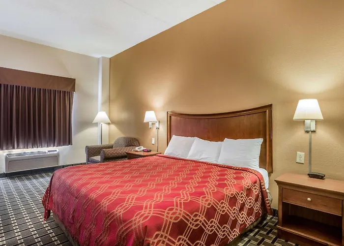 Econo Lodge Inn & Suites Marietta Near Dobbins Arb
