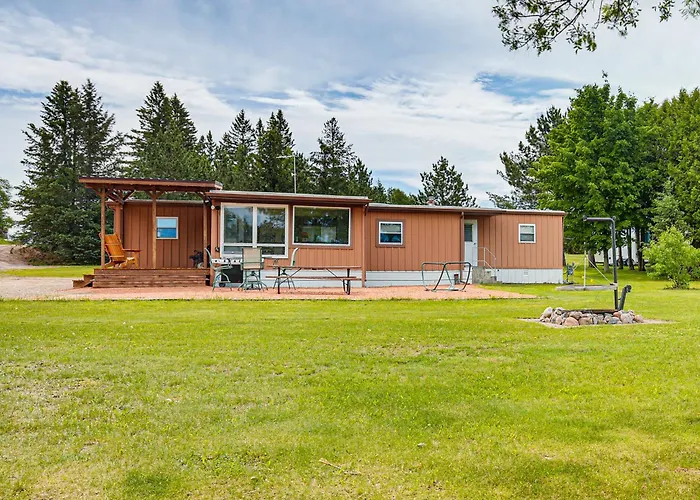 Rhinelander Vacation Rental W/ Yard On Venus Lake!