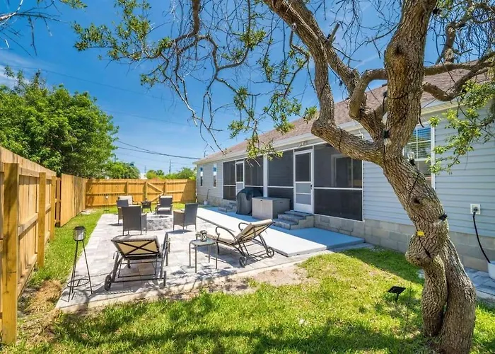 Fully Equipped Beach Paradise! Walk To Beach!