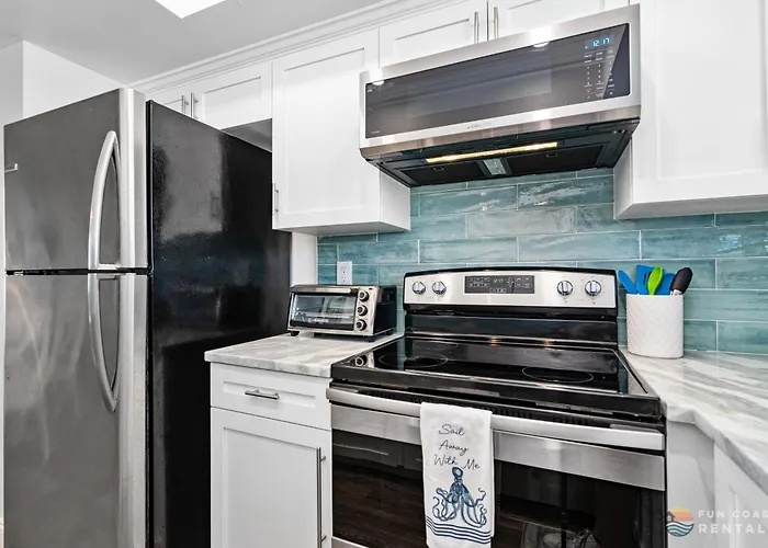 Ocean View Balcony Just Steps To The Beach With Pool, Parking And Wi-Fi!