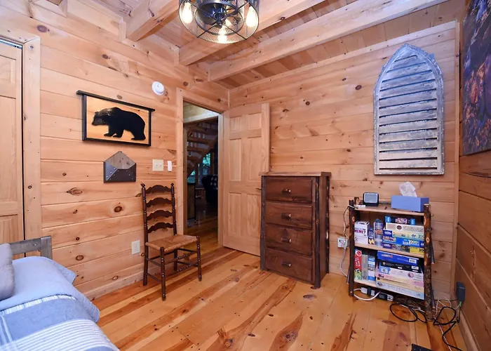 Sophisticated 3Br Cabin • Luxury, Decks & Firepits