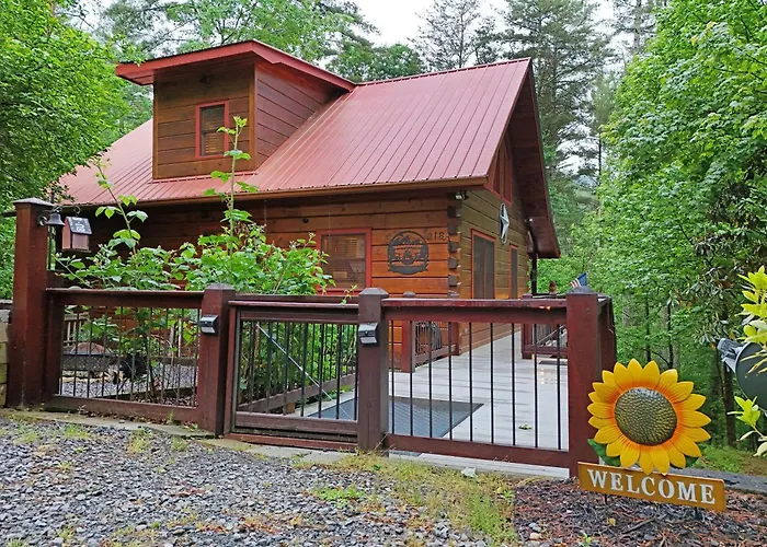 Sophisticated 3Br Cabin • Luxury, Decks & Firepits