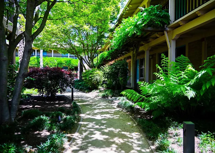 El Pueblo Inn