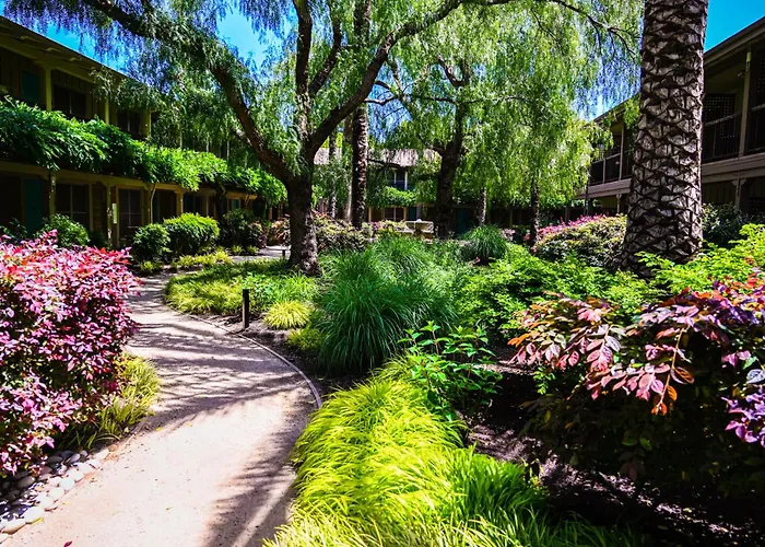 El Pueblo Inn