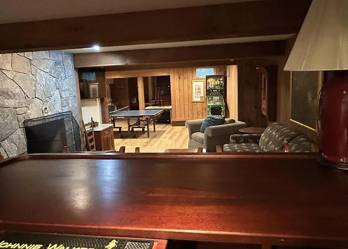 Bromley Farmhouse Close To Skiing And Hikes