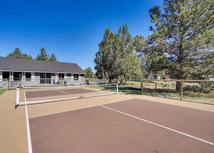 Pickleball Country Retreat In Bend!