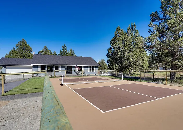 Pickleball Country Retreat In Bend!