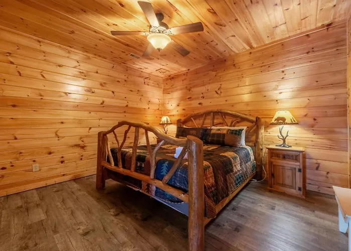 Mountain High Lodge - Mineral Bluff, Ga - Take In Sweeping Mountain Views, And Rack Up A Game Of Pool At This Lodge, Just Minute