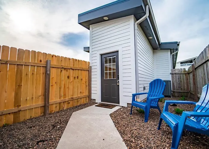 Contemporary 2Br2Ba W-King - Den - Private Entry-Yard