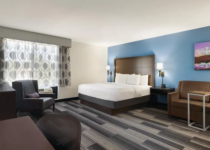 La Quinta Inn & Suites By Wyndham Springfield Airport Rte 66