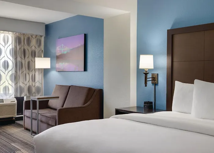 La Quinta Inn & Suites By Wyndham Springfield Airport Rte 66