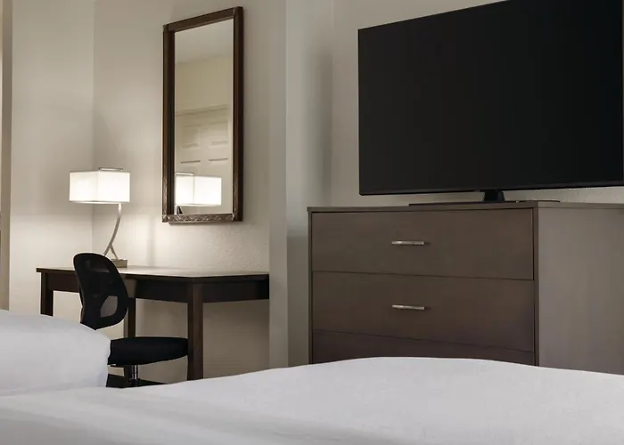 La Quinta Inn & Suites By Wyndham Springfield Airport Rte 66