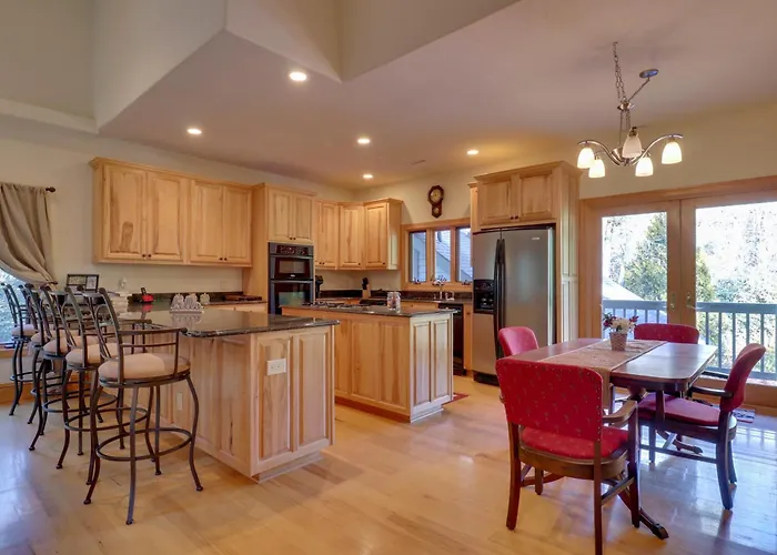 11 Mi To Ski Sapphire: 'Heaven South' Apt W/ Porch
