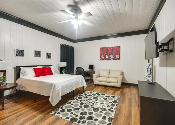Modern Couple'S Retreat In Greenwood!