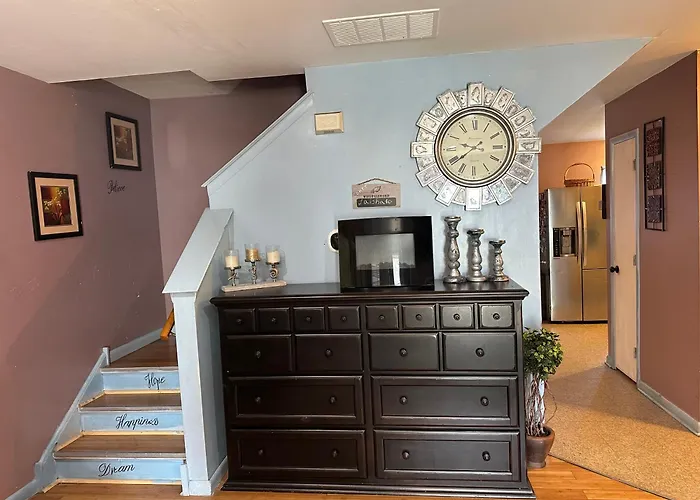 Colorful 3 Bedrooms Twin Home Near Center